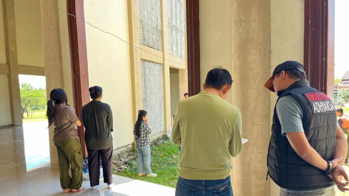 PEMERIKSAAN FISIK MASJID - Kejari Gorut bersama Ahli Kontruksi melakukan pemeriksaan fisik Masjid Jabal Iqro di Desa Molingkapoto, Kecamatan Kwandang, Sabtu (9/8/2025). Kejari mencari bukti tambahan mengenai kasus dugaan korupsi. (Sumber Foto:TribunGorontalo.com/Efriet Mukmin)
