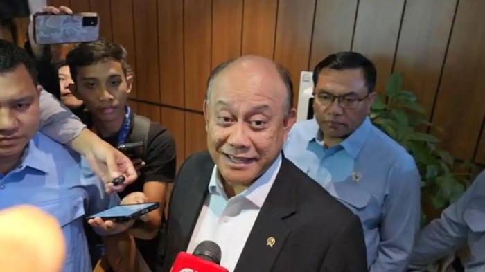 KONTROVERSI - Kepala Badan Gizi Nasional (BGN) Dadan Hindayana saat berada di Kompleks Parlemen, Senayan, Jakarta, Rabu (1/10/2025). Dadan kini tidak lagi menjabat sebagai Kepala BGN setelah posisinya digantikan oleh Wakil Kepala BGN, Nanik Sudaryati Deyang.
