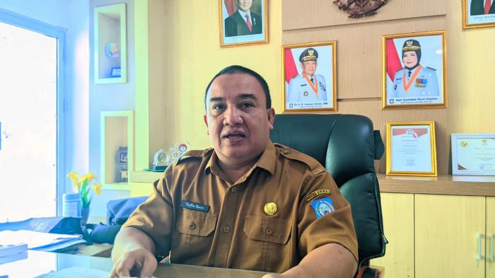 Kepala Dinas Sosial Reflin Buata 9990000