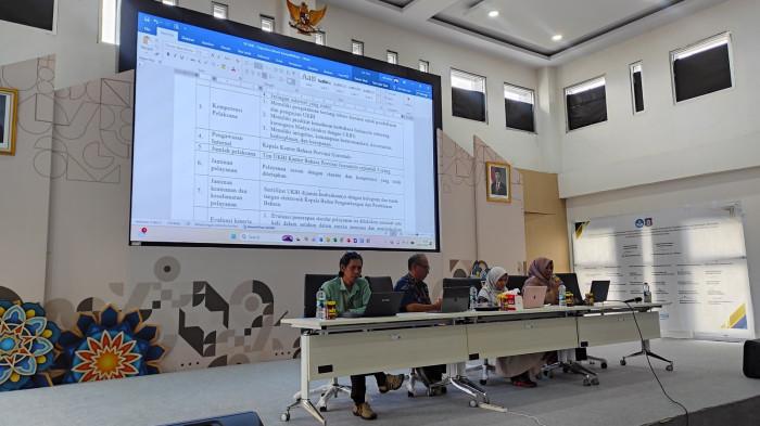 FORUM KONSULTASI -- Kepala Kantor Bahasa Provinsi Gorontalo, Arie Andrasyah Isa saat menjelaskan soal tindak lanjut dari masukan yang disampaikan kepada Kantor Bahasa, Jumat (30/1/2026).