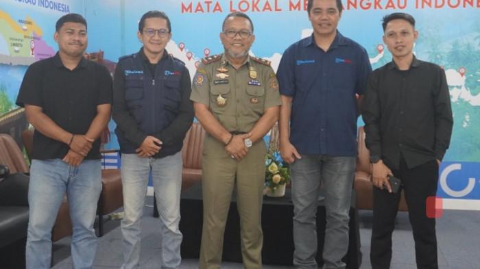 TRIBUN PODCAST — Foto bersama Tim TribunGorontalo.com dengan Kepala Satpol PP Kabupaten Gorontalo, Mohamad Taufik Margono