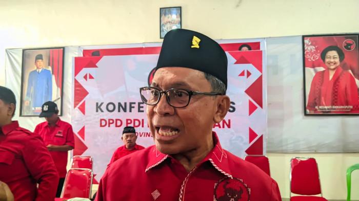 WAHYUDIN DIPECAT -- Ketua DPD PDIP Provinsi Gorontalo, La Ode Haimudin, saat diwawancarai wartawan seusai konferensi pers, pada Minggu (21/9/2025). La Ode Haimudin menyebut DPD PDIP Gorontalo segera memproses PAW Wahyudin Moridu.