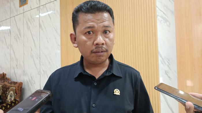 WFH ASN -- Ketua DPRD Bone Bolango, Gorontalo Faisal Yunus saat diwawancarai. (Sumber foto: TribunGorontalo.com/Jefri Potabuga)