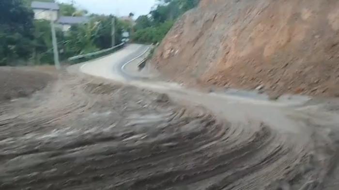 TANAH LONGSOR -- Kondisi jalan Olele Bone Bolango, Gorontalo.Kepala BPBD Bone Bolango, Achril Babyonggo, mengungkapkan jalan sudah bisa dilalui kendaraan. Sumber foto: TribunGorontalo.com/Jefri Potabuga)