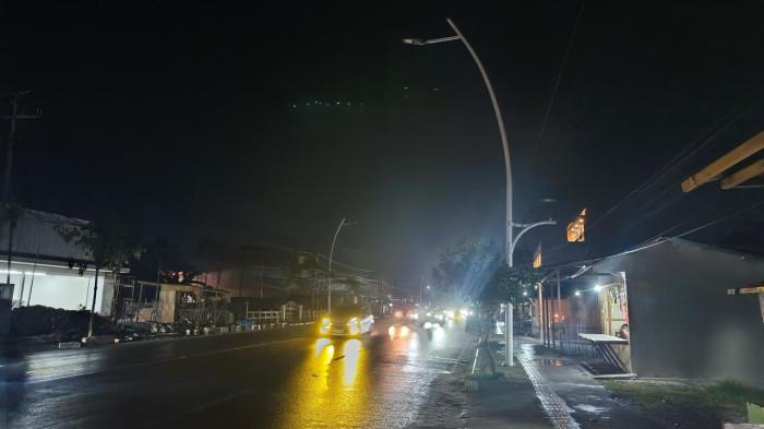 Kondisi lampu penerang jalan di Jalan Prof Jhon Aryo Katili ffeeeefrrr