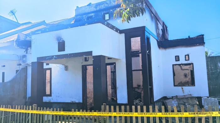 KEBAKARAN RUMAH -- Kondisi rumah pascakebakaran di Perum Griya Rima, Desa Pentadio Barat, Kecamatan Telaga Biru, Kabupaten Gorontalo, Jumat (16/1/2026) pagi. Api cukup besar namun berhasil dikendalikan sehingga tidak merembet ke rumah lain. (Sumber Foto: TribunGorontalo.com, Herjianto Tangahu)