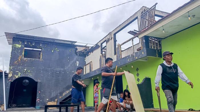 KEBAKARAN KAFE -- Kondisi terkini kebakaran di Cafe Tiara di Dulomo Selatan Kecamatan Kota Utara, Kota Gorontalo, Senin (5/1/2025). Cafe Tiara sempat terbakar. (Sumber foto: TribunGorontalo.com/Jefri Potabuga)