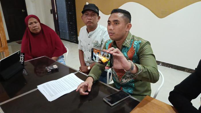 DUGAAN PELECEHAN -- Terlapor dalam kasus dugaan pelecehan terhadap anak di bawah umur di Kota Gorontalo, Mohammad Amin Ramadhan, bersama keluarga menyampaikan klarifikasi melalui konferensi pers, Kamis (13/11/2025)