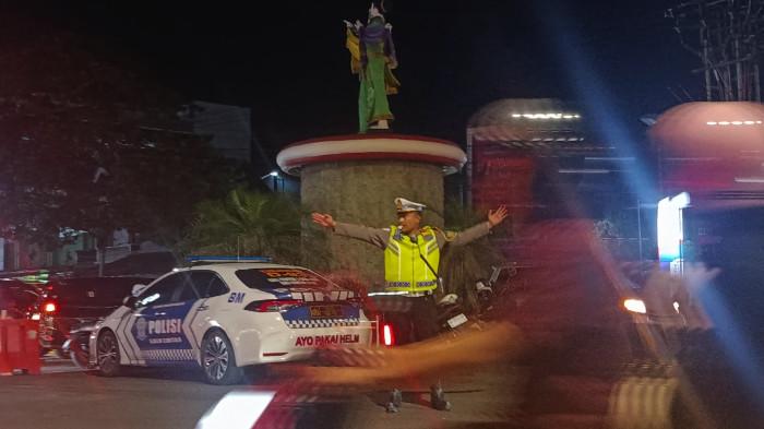 LALU LINTAS--Pengaturan lalu lintas di Bundaran Saronde Kota Gorontalo