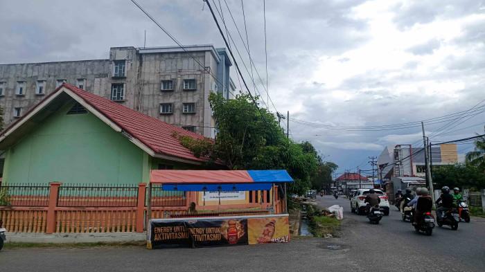 LAPAK -- Lapak sederhana milik Nonce berdiri di bawah tenda terpal berwarna biru d
