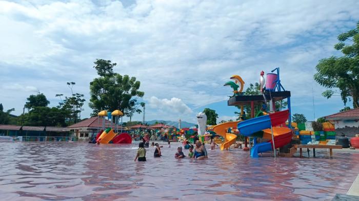 LIBURAN--Suasana di Tiara Water Park, Dulomo Selatan, Kota Gorontalo, Jumat (2/1/2025). Sumber foto: TribunGorontalo.com/Jefri Potabuga.