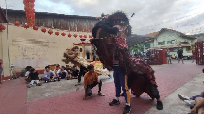 Latihan Barongsai di Kelenteng Tulus Harapan Kita, Kota Gorontalo. FOTO Husnul Puhi