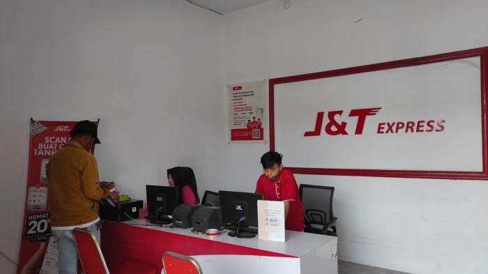 JASA EKSPEDISI -- Lobi J&T Express di Drop Point Dungingi, Kota Gorontalo, Jumat (13/3/2026). Kurir super sibuk jelang lebaran.