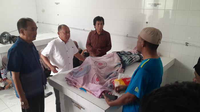 MAPALA MENINGGAL -- Dekan FIS beserta jajaran menjenguk Muhamad Jeksen (MJ), mahasiswa yang disebut-sebut meninggal saat diksar Mapala.