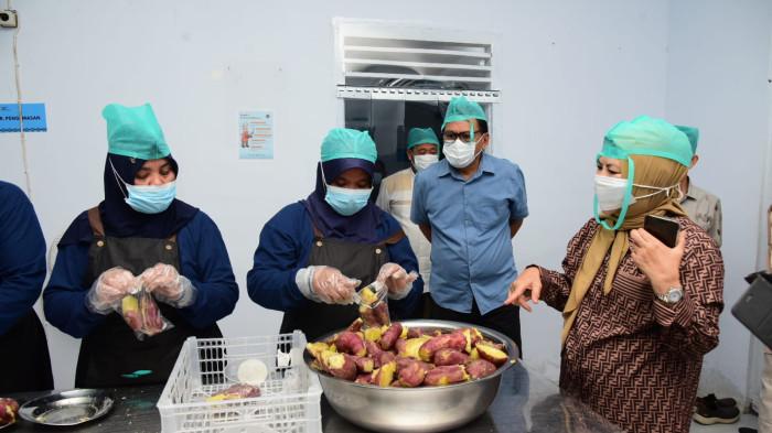 MBG -- Momen Wagub Gorontalo, Idah Syahidah meninjau dapur MBG.