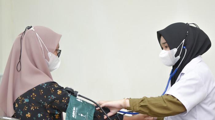 PRODI KEDOKTERAN UNG - Mahasiswa kedokteran melakukan pemeriksaan tekanan darah kepada pasien dalam kegiatan layanan kesehatan. Aktivitas pembelajaran klinis seperti ini menjadi bagian dari proses pendidikan di Fakultas Kedokteran Universitas Negeri Gorontalo yang turut mendukung capaian Akreditasi Unggul dari LAM-PTKes.