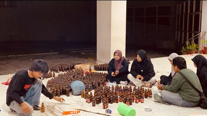 PERSIAPAN TUMBILOTOHE — Mahasiswa menyiapkan lampu botol di kawasan kampus IV UNG, Minggu (16/3/2026) malam. (Sumber Foto: Yunima Hasan, Mahasiswa Magang Jurnalistik UNG)