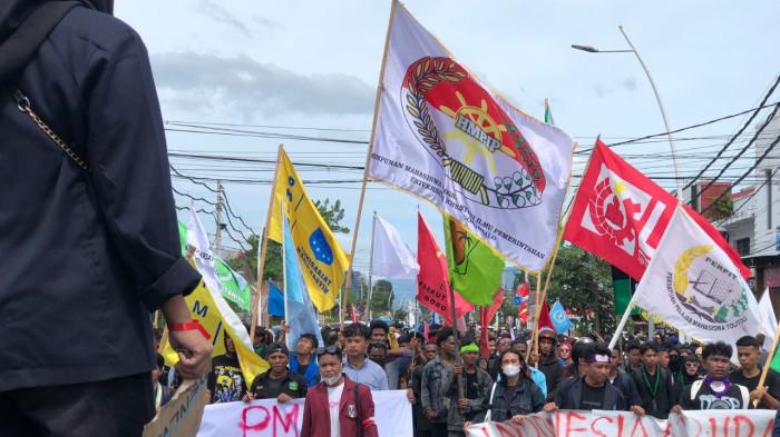 DEMO MAHASISWA - Mahasiswa pendemo memblokade Simpang 5 Kota Gorontalo,Provinsi Gorontalo pada  Senin (1/9/2025),
