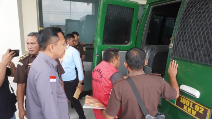TINDAK PIDANA KORUPSI -- Mantan Ketua DPRD Kabupaten Gorontalo, Syam T Ase, saat digiring masuk ke mobil tahanan usai diperiksa Kejari Kabupaten Gorontalo, Senin (27/4/2026). Ia ditahan terkait dugaan korupsi pengelolaan hak keuangan DPRD tahun anggaran 2022–2023 dengan total kerugian negara diperkirakan mencapai Rp3 miliar.