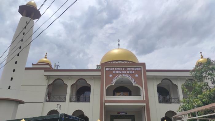 Masjid Besar Al Mutaqaddir di Kelurahan Tumbihe, Kecamatan Kabila ddd