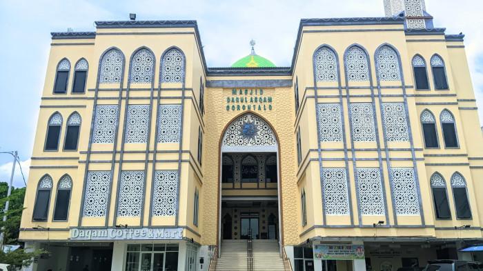 MENU BUKA PUASA -- Masjid Darul Arqam Gorontalo tampak depan gerbang. Masjid ini menyediakan menu-menu favorit untuk masyarakat yang berbuka puasa selama Ramadan.