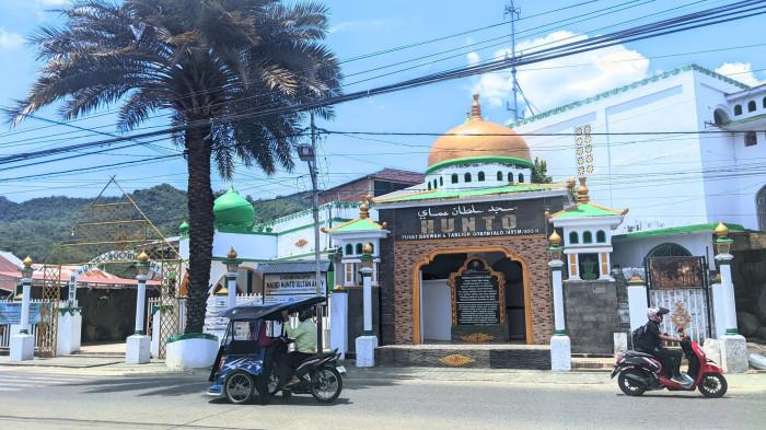 MASJID BERSEJARAH -- Masjid Hunto Sultan Amai yang masih berdiri kokoh hingga saat ini, Senin (23/2/2026). Masjid ini menjadi pusat penyebaran agama Islam di Gorontalo.