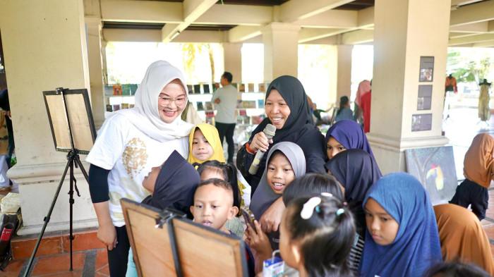 Mega Mokoginta bersama anak-anak