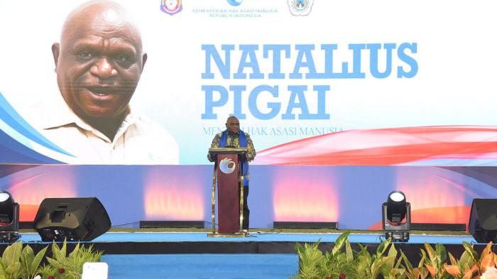 KUNJUNGAN MENTERI HAM - Menteri Hak Asasi Manusia (HAM) RI, Natalius Pigai, saat memberikan materi dalam acara Penguatan Kapasitas HAM di Universitas Negeri Gorontalo. Rektor UNG Eduart Wolok menilai kunjungan strategis ini sebagai pemicu semangat bagi sivitas akademika untuk memperkuat arah pendidikan yang berorientasi pada kesadaran HAM. (Foto: Dok. UNG)