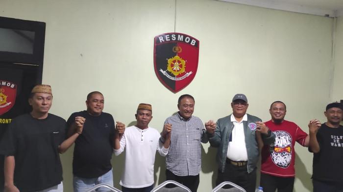 SEPAKAT BERDAMAI -- Mikson Yapanto bersama perwakilan penambang berjabat tangan. Mikson Yapanto resmi menarik laporannya di Polda Gorontalo.