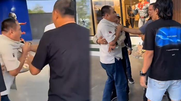 VIDEO VIRAL — Tangkapan layar video viral Ketua Komisi II DPRD Provinsi Gorontalo, Mikson Yapanto ditarik kerah oleh seorang pria di Kantor DPW Partai NasDem Provinsi Gorontalo, Kamis (27/11/2025). Mikson melaporkan kejadian ini ke polisi.