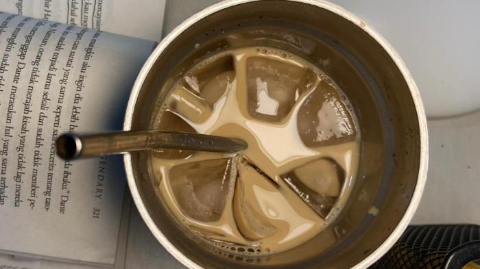 RAMADAN 2026 - Ilustrasi kopi susu - Minum kopi saat sahur bisa bikin tubuh lemas, dehidrasi, dan asam lambung naik. Simak dampaknya sebelum kamu pilih kopi pagi ini.