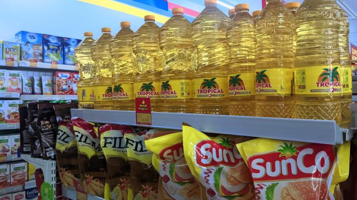 BAHAN POKOK -- Minyak goreng di rak ritel modern di Kota Gorontalo. Stok minyak goreng melimpah saat Ramadan.