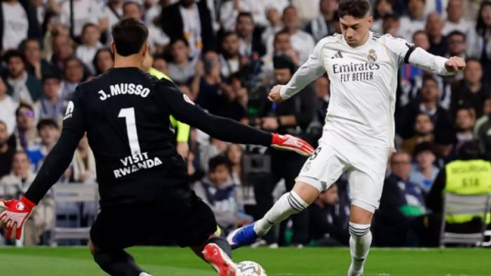 Momen Fede Valverde berhadapan dengan kiper Atletico Madrid