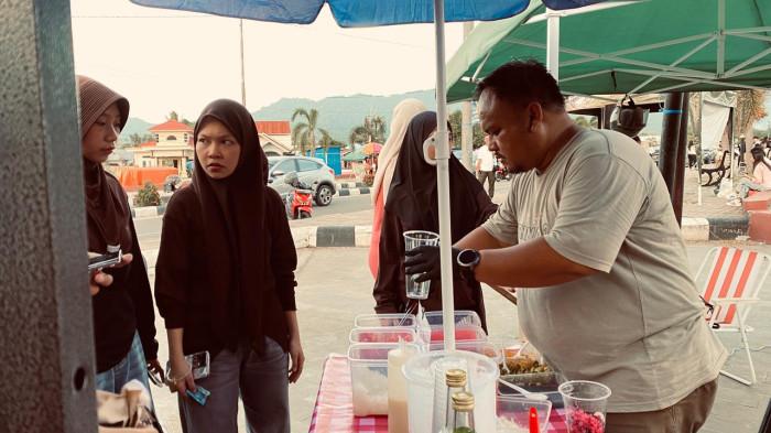 Muda mudi berburu takjil buka puasa ffretrtrtyty