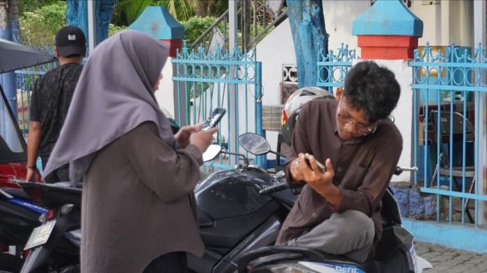 Muda mudi tengah bersantai di Menara Keagungan Limboto