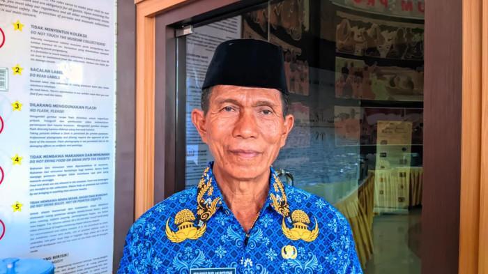 PPPK TERTUA -- Muhammad Ruslan Botutihe akhirnya diangkat jadi Pegawai Pemerintah dengan Perjanjian Kerja (PPPK) paruh waktu. Ruslan selangkah lagi memasuki masa pensiun.