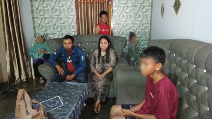 BOCAH DIANIAYA -- Nazriel bersama orang tuanya saat ditemui TribunGorontalo.com, pada Senin (8/9/2025). Bocah berusia 12 tahun itu mengalami trauma usai diduga dipukuli oknum polisi.