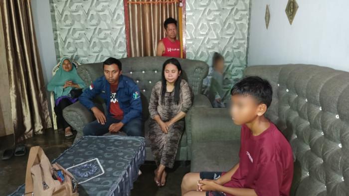 BOCAH DIANIAYA -- Nazriel bersama orang tuanya saat ditemui TribunGorontalo.com, pada Senin (8/9/2025). Bocah berusia 12 tahun itu mengalami trauma usai diduga dipukuli oknum polisi.