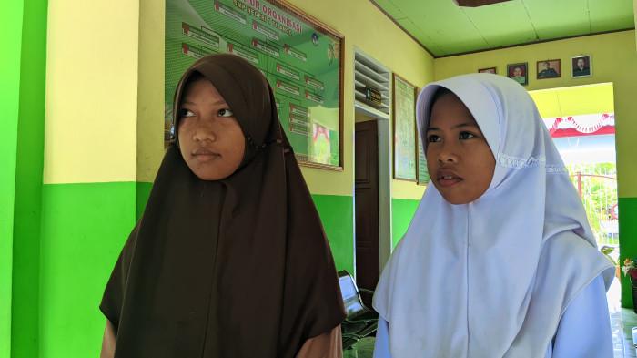 POHON TUMBANG -- Nurain Hasan, siswa kelas VII-3 (kiri) dan Alya Mahajani, siswa kelas VII-2 (kanan) SMP Negeri Tilango, Desa Ilotidea, Kecamatan Tilango, Kabupaten Gorontalo, Provinsi Gorontalo, Selasa (2/9/2025). Nurain dan Alya cerita detik-detik saat pohon tumbang. (TribunGorontalo.com/Herjianto Tangahu)