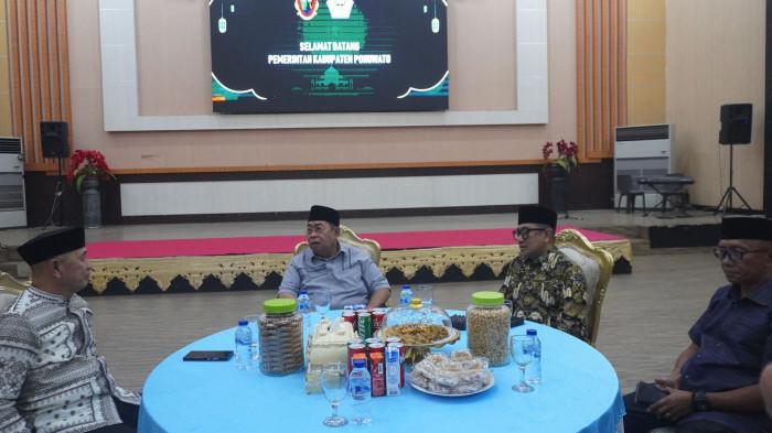 OPEN HOUSE -- Dari kiri ke kanan, Bupati Pohuwato Saipu Mbuinga, Wali Kota Gorontalo