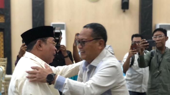 OPENHOUSE -- Momen Bupati Gorontalo Utara, Thariq Modanggu cipika cipiki dengan Wali Kota Gorontalo, Adhan Dambea dalam momen open house Idulfitri 1447 H, Minggu 22 Maret 2026.