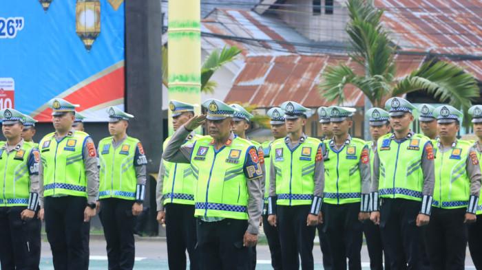 OPERASI -- Ribuan personel gabungan disiagakan dalam Operasi Ketupat Otanaha 2026 di Gorontalo untuk mengawal arus mudik dan perayaan Idulfitri. Sebanyak 30 pos pengamanan dan pelayanan didirikan di titik strategis, termasuk Pospam Telaga yang menjadi kunci pengurai kemacetan.