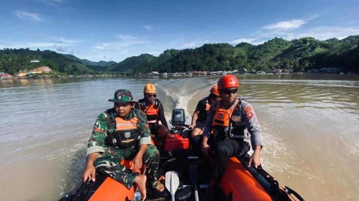 ORANGHANYUT -- Tim SAR menyisir perairan untuk mencari korban hanyut dari Sungai Paguyaman.