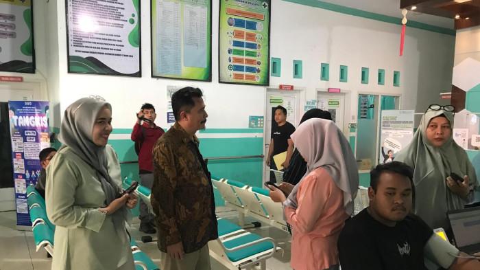 DUGAAN MALADMINISTRASI -- Ombudsman RI Perwakilan Gorontalo sidak Puskesmas Sipatana Kota Gorontalo, buntut dugaan kelalaian pelayanan, Kamis (20/11/2025). Kapus menolak klarifikasi. (Sumber foto: TribunGorontalo.com/Jefri Potabuga)
