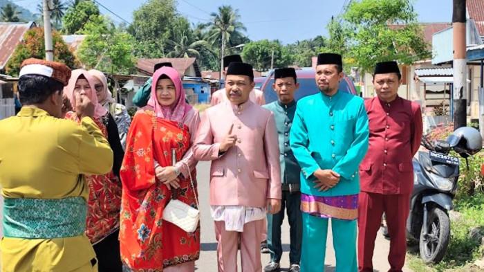 PARA PEMANGKU ADAT -- Dalam proses adat tersebut, terdapat tarian