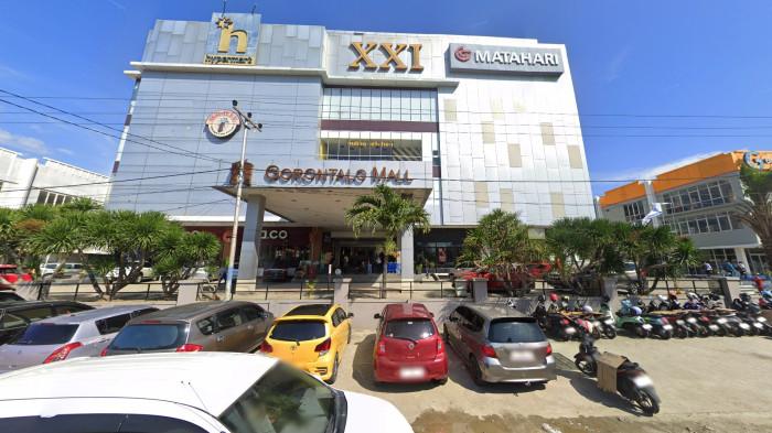 PARKIRAN -- Parkiran depan Citimall Gorontalo kini dilarang. Menurut pengamat, pelarangan ini sudah tepat, meski Pemkot Gorontalo punya PR baru memikirkan nasib mereka yang terdampak.