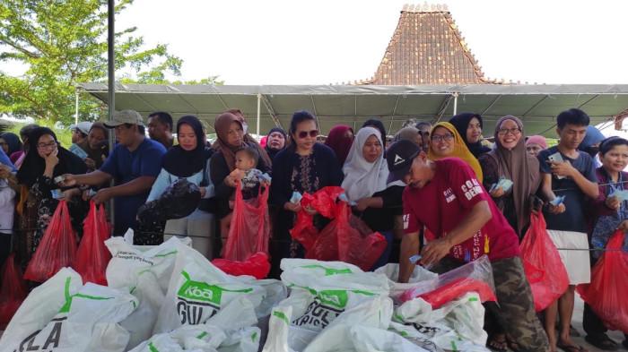 PASAR MURAH BERSUBSIDI -- Suasana kegiatan pasar murah y