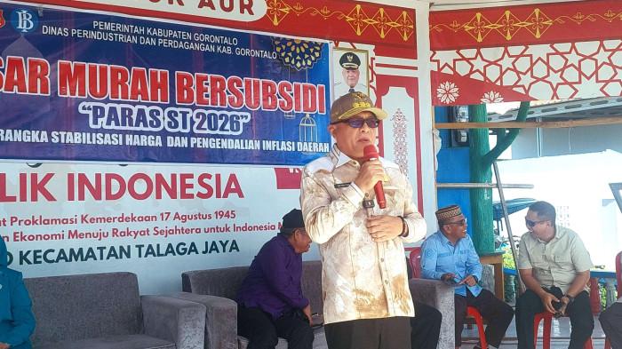 PASAR MURAH — Bupati Gorontalo, Sofyan Puhi, saat memberikan sambutan pembukaan Pasar Murah PARAS ST di Desa Luwo'o, Kecamatan Talaga Jaya, Kabupaten Gorontalo, Jumat (27/2/2026) pagi. Bupati berharap masyarakat memanfaatkan subsidi sebaik mungkin. (Sumber Foto: TribunGorontalo.com/Fajri A Kijab)