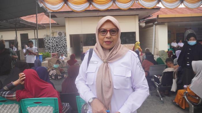 PASAR MURAH — Sekretaris Disperindag Kabupaten Gorontalo, Sri Nur Maymun Laiya saat menjelaskan kegiatan pasar murah bersubsidi (Sumber Foto: Fajri A Kidjab)
