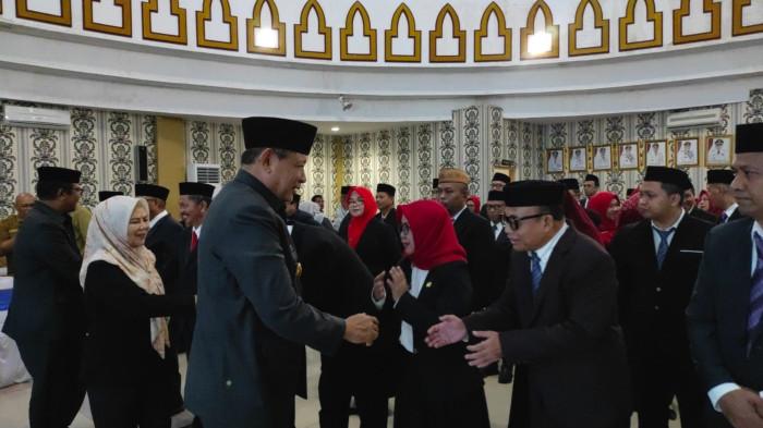 PELANTIKAN -- Ramah tamah usai pelantikan pejabat di Pemprov Gorontalo oleh Gubernur Gusnar Ismail.